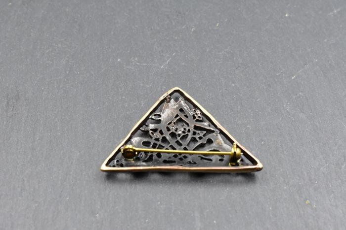Rückseite der Keltische Triangel Brosche mit Schwanenmotiv aus Bronze
